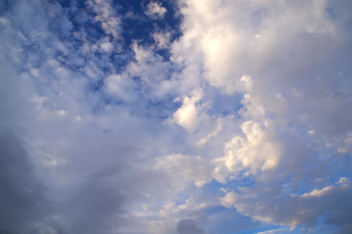 小雨上がりの空、夕刻前。