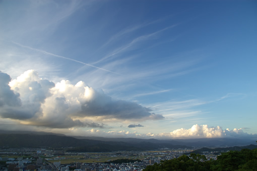雲の一斉攻撃？
