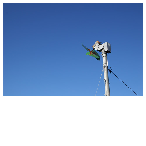 風のない空と緑のプロペラ