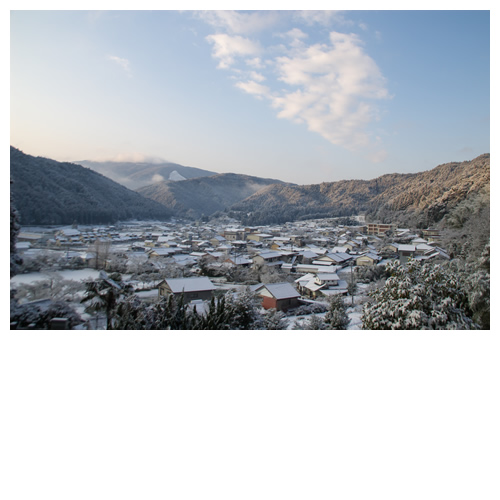 目が覚めると、街は白く塗りつぶされてた。