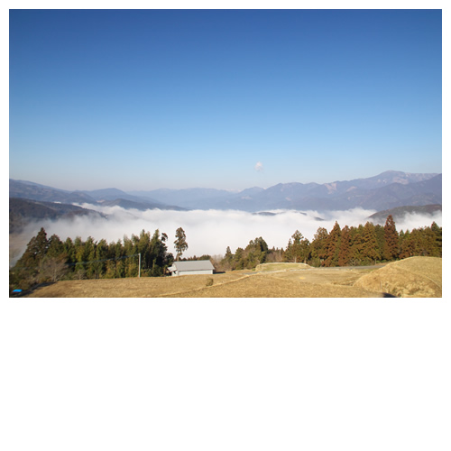 白煙湧く風景と空