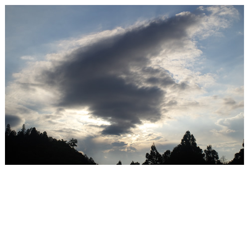 「呼ばれて飛び出てジャジャジャジャーン！」な雲。