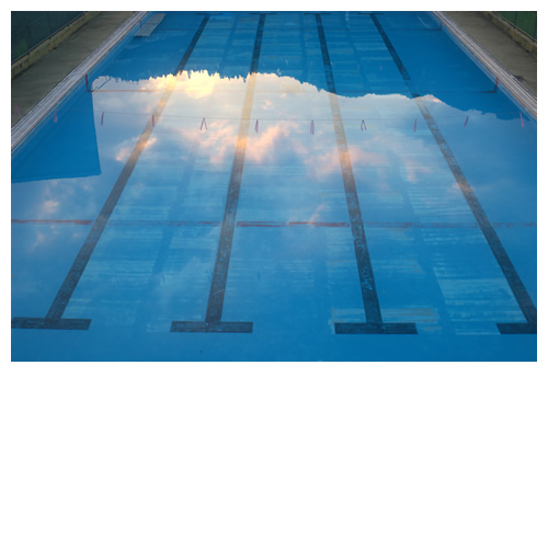 笑い声の帰った夕暮れプール