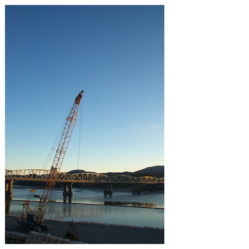 鉄橋とクレーン車