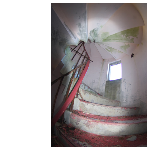 スカイレスト「ニューむろと」の上階へと続く螺旋階段