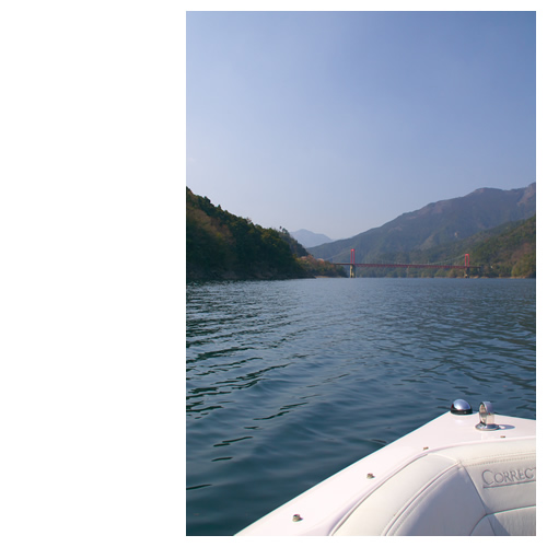 あの赤い橋を目指して船は進む