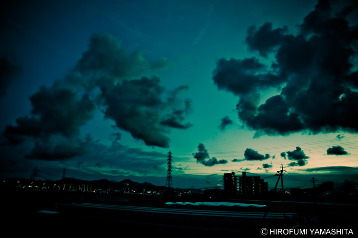 空の世界と街の灯