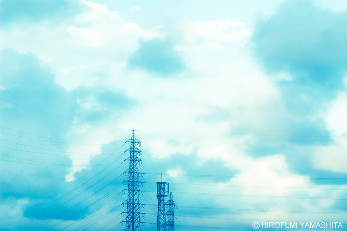 曇り空の下、ここに今日も電線。