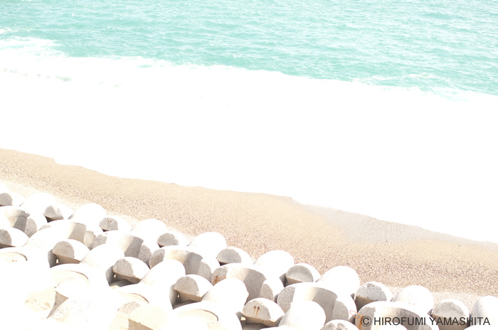 白く飛んだ高知の或る波打ち際