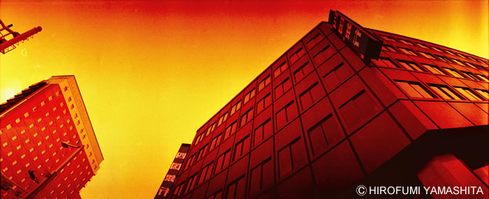 「REDSCALE NEGATIVE」で高知市街を撮ってみた。