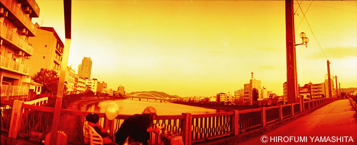 「REDSCALE NEGATIVE」で高知市街を撮ってみた。