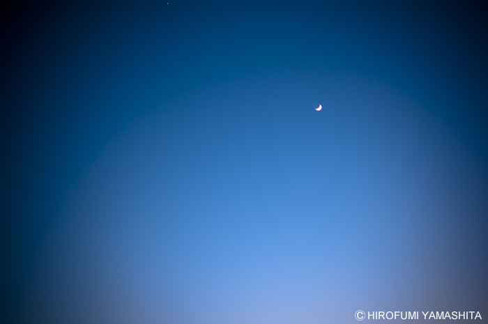 月の浮かぶ空。