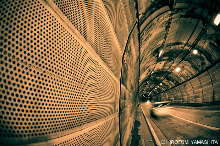 暗がりの行き着く先に・・・