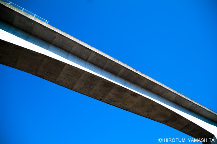 青を隔てる橋