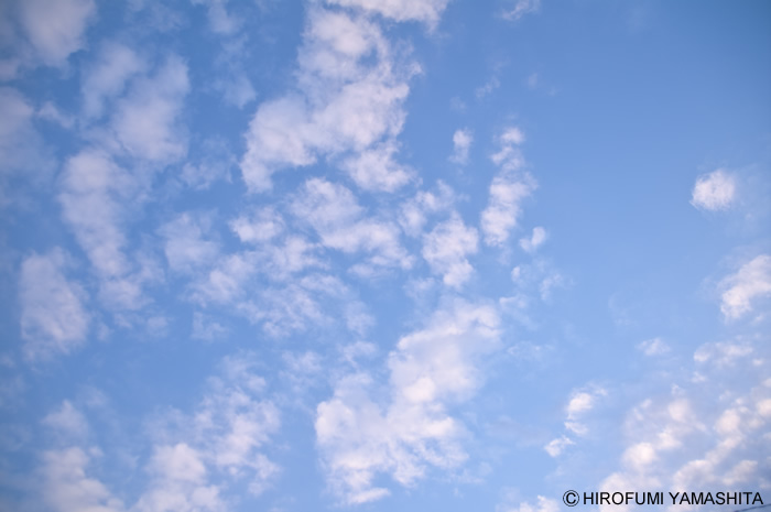 夕焼けへと近付いていく空。