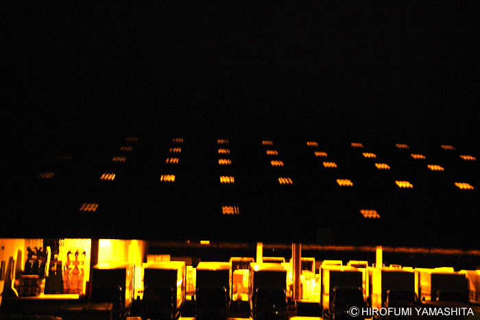 夜の中、時はその流れを止めない。