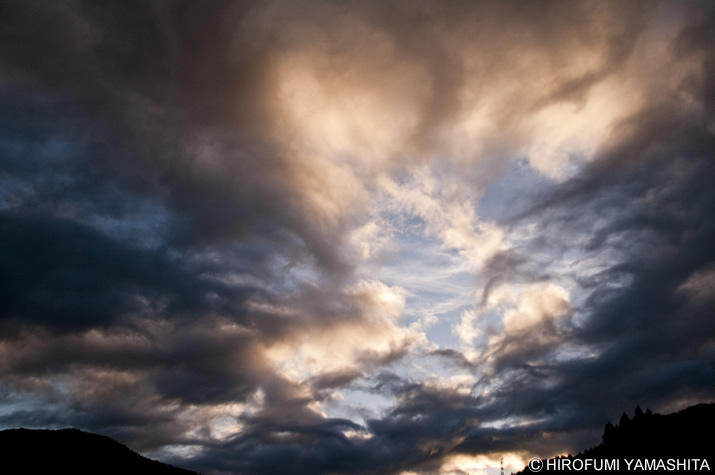 モヤモヤしちゃった夕暮れの空