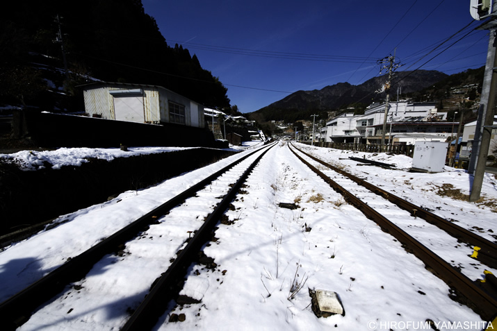 線路と残り雪