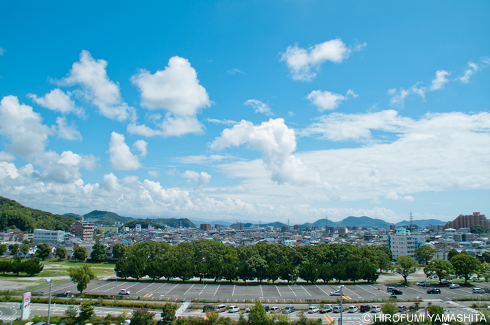 雨が降る予定だったけど、なんか晴れた空。