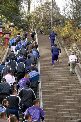 男坂を駈け上がる学生たち