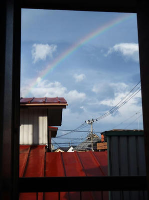 窓越しの虹
