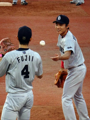 試合前練習中の藤井選手と大島選手