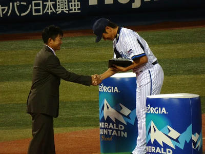 ベイスターズの三浦投手が第8回ジョージア魂賞を受賞。握手しているのは元ベイスターズの仁志選手