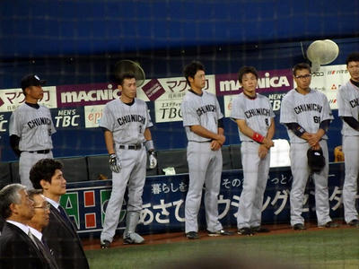 表彰式を見守るドラゴンズの選手たち