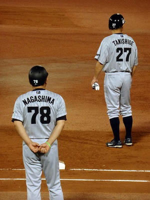 1塁打の谷繁選手と長島一塁走塁コーチ