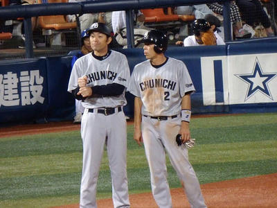 荒木選手はサードへ。上田外野守備走塁コーチと何を話してる？