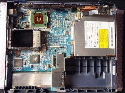 VAIO PCG-FR33の分解｜CPU FANとフロッピーディスクドライブを外したところ