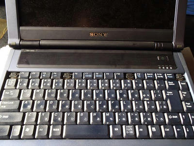 VAIO PCG-FR33の分解｜スピーカーベゼル外しのためにキートップを外す