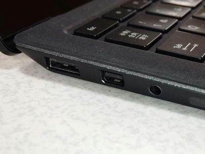 surface laptop2のインターフェイス左側