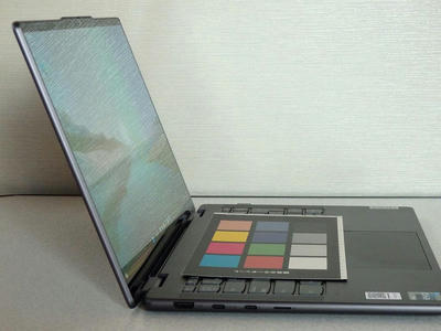 Yoga 770iのディスプレイを横から見たところ