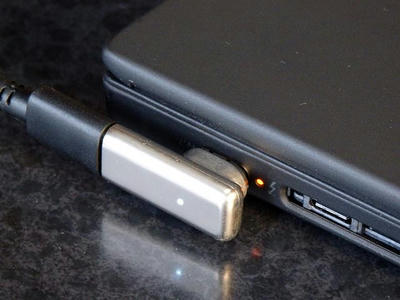 USB-C マグネット変換アダプターをThinkPad P14sに接続