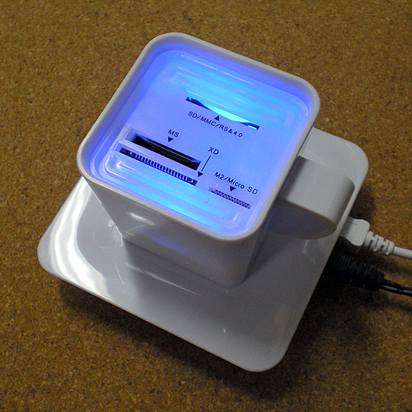 USBハブになるソーサー付き コーヒーカップ型メモリカードリーダー