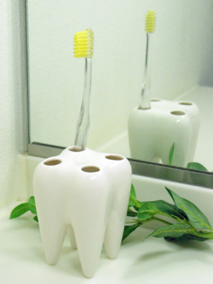歯の形をしたユニークな歯ブラシホルダー