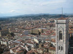 サンタ・マリア・デル・フィオーレ大聖堂（Cattedrale di Santa Maria del Fiore）のてっぺんから見るジョットの鐘楼 (Campanile di Giotto)