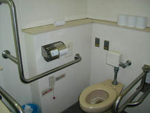 深大寺 鬼太郎茶屋横多目的トイレ