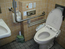 三鷹駅前　南口多目的トイレ