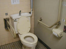 東京都薬用植物園多目的トイレ