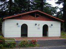 多磨霊園　小金井門広場トイレ