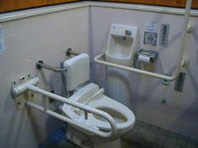 多磨霊園　小金井門広場多目的トイレ