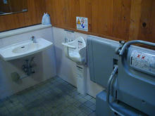 多磨霊園　小金井門広場多目的トイレ