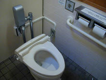 多磨霊園　小金井門広場トイレ