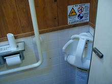 多磨霊園　小金井門広場トイレ