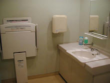 いなげや日野万願寺駅前店　2階多目的トイレ