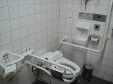 府中市観光情報センター　外多目的トイレ