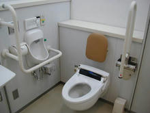 稲城市中央図書館多目的トイレ