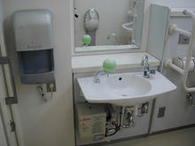 稲城市中央図書館多目的トイレ